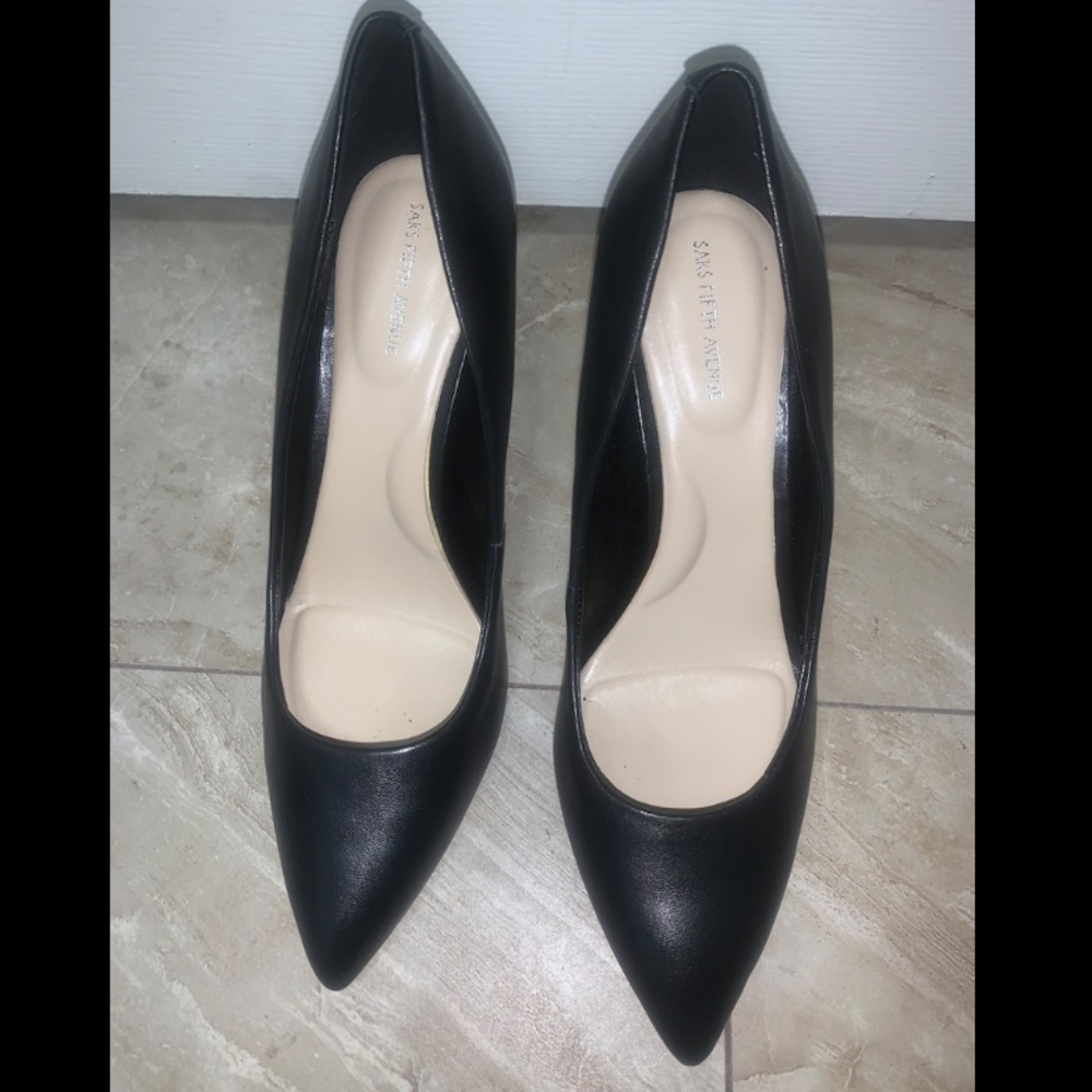Black pumps